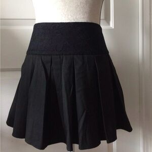 Bebe pleated double lined mini skirt w lace detail